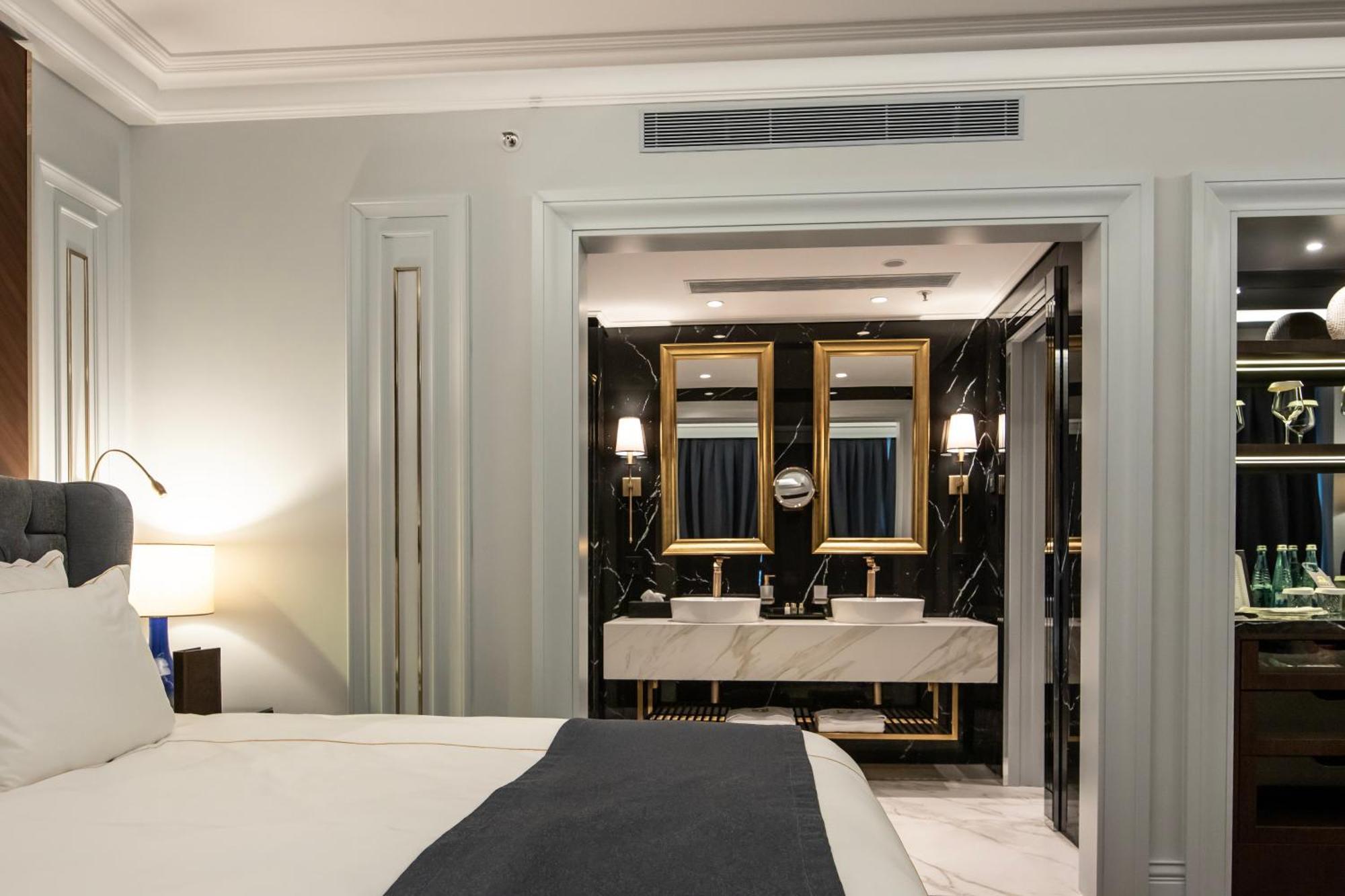 Xheko Imperial Luxury Boutique Hotel Tirana Extérieur photo A suite at the hotel